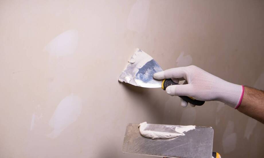 Wybór elastycznej szpachli do drewna a efektywność prac przy remontach