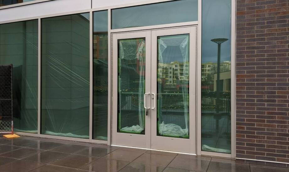 Rola szklanych daszków w ochronie przed słońcem i deszczem