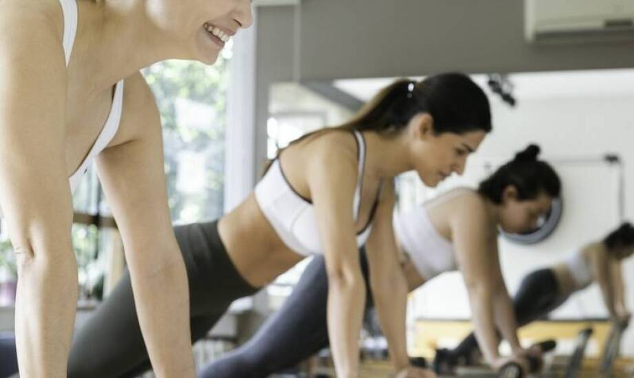 Różnorodność form personalnych treningów w centrum jogi i pilatesu