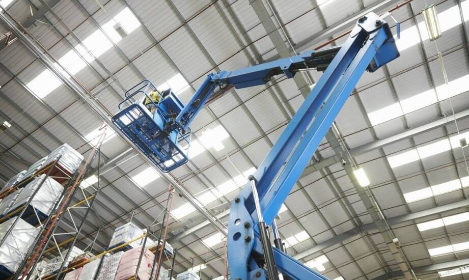 Korzyści z posiadania uprawnień do podnośników koszowych w pracy magazynowej