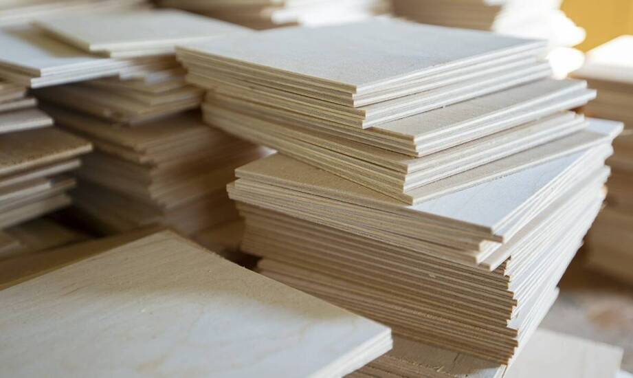 Różnorodność gatunków drewna w produkcji klejonych płyt – co wybrać?