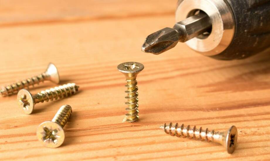 Śruby do drzwiowych klamek w drzwiach wewnętrznych i zewnętrznych – różnice