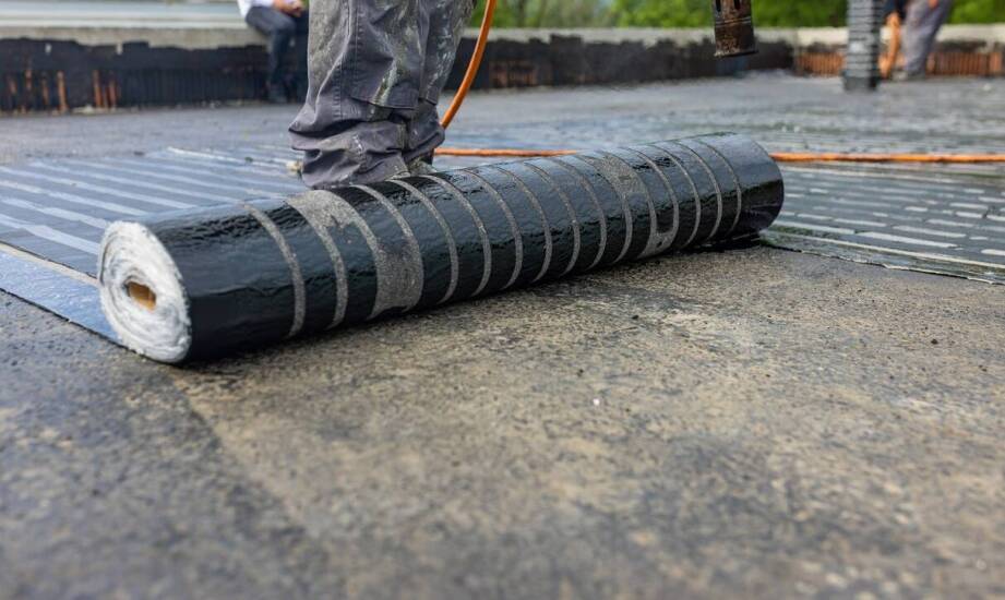 Płaskie dachy – jakie materiały zapewniają najlepszą ochronę przed przeciekami?