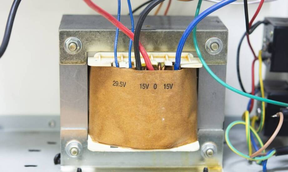 Transformator 100W a energetyczna efektywność systemów nagłośnieniowych