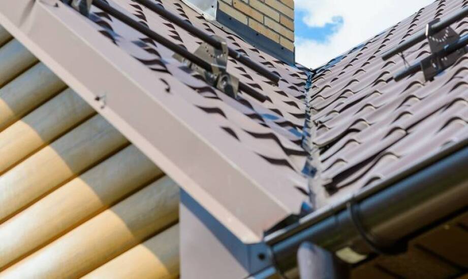 Wykorzystanie dekarskich obróbek na wymiar w projektach domów z dachem o nachyleniu 40 stopni