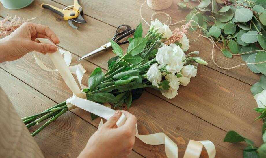 Jakie są najnowsze trendy w użyciu satynowych wstążek o szerokości 2.5 cm w florystyce?