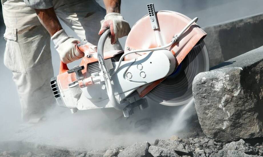 Jakie są najczęstsze czynniki podnoszące cenę za mb przy cięciu betonu?