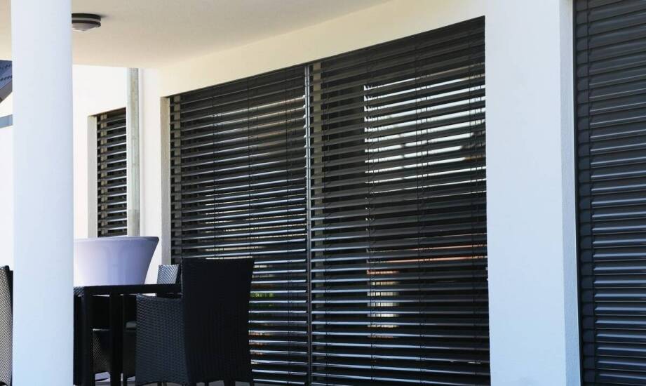 Aluminiowe żaluzje tarasowe jako sposób na poprawę mikroklimatu w ogrodzie
