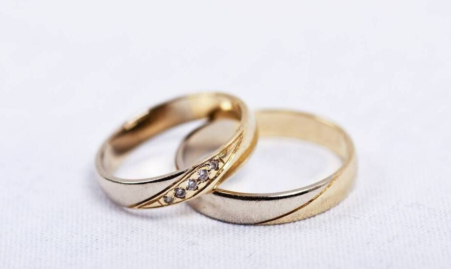 Ślubne obrączki z kolorystycznymi elementami – jakie wzory są dostępne?