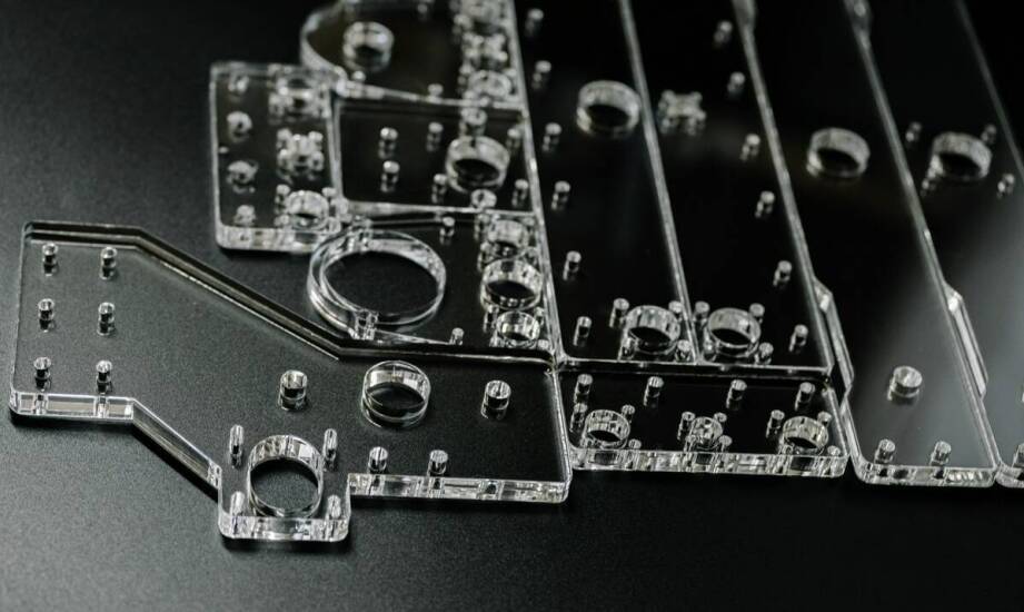 Zastosowanie pleksi w produkcji oznakowań – co warto wiedzieć?