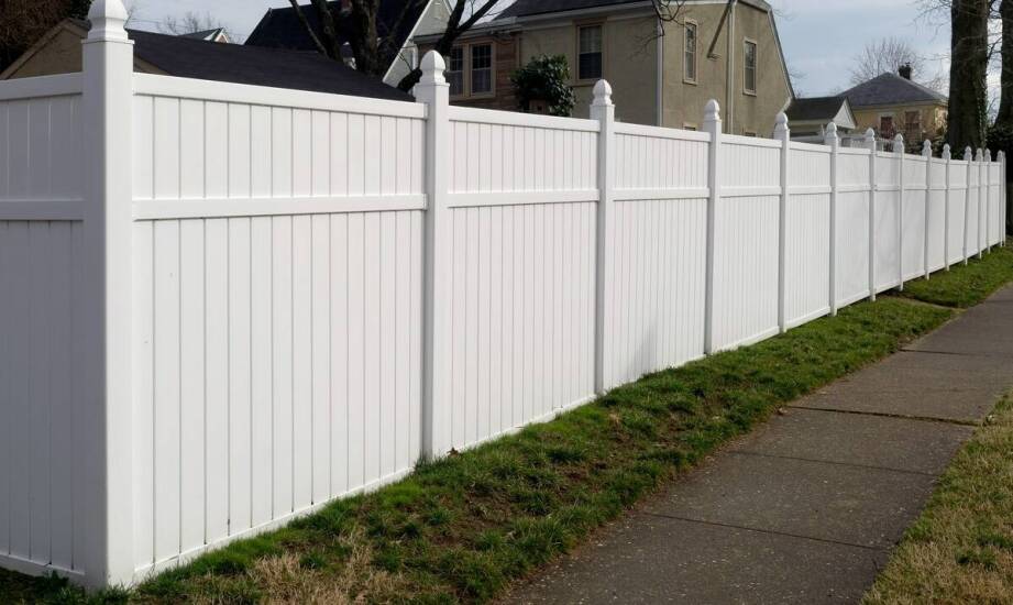 Jakie są kluczowe zalety płotów z PVC w porównaniu z innymi rozwiązaniami ogrodzeniowymi?