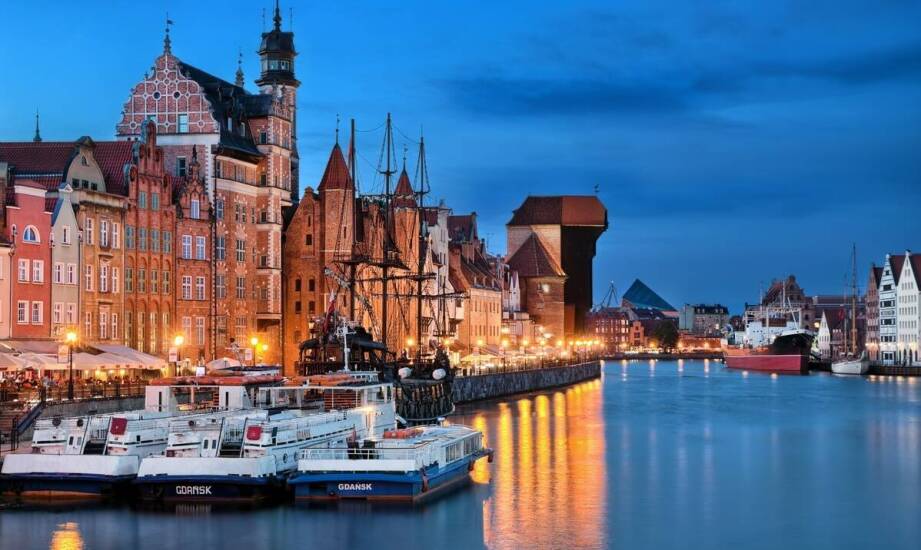 Hostel na łodzi – unikalny sposób na nocleg z widokiem na zamek