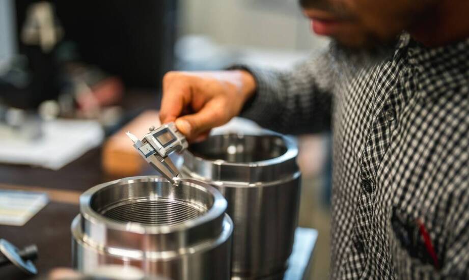 Jak stalowa folia wspiera proces osiowania maszyn?