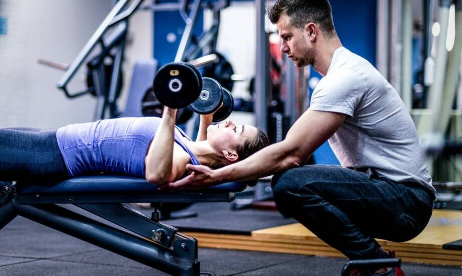 Znaczenie odpowiedniej techniki w treningu siłowym dla uniknięcia kontuzji.