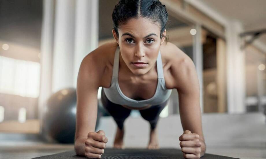 Jak unikać błędów podczas wykonywania ćwiczeń na abs w klubie fitness?