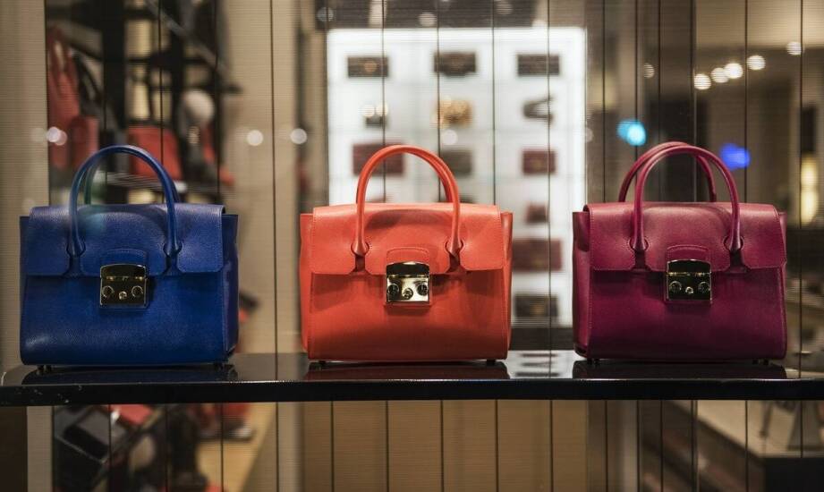 Jak elegancki wygląd zestawu trzech kosmetyczek wpływa na ich popularność?