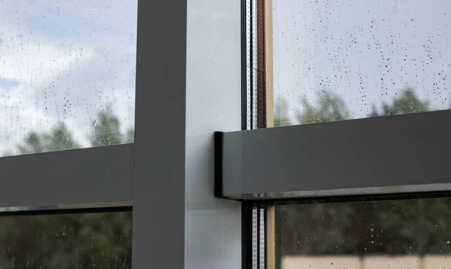 Jak próżniowo impregnowane okna dachowe radzą sobie z trudnymi warunkami pogodowymi?