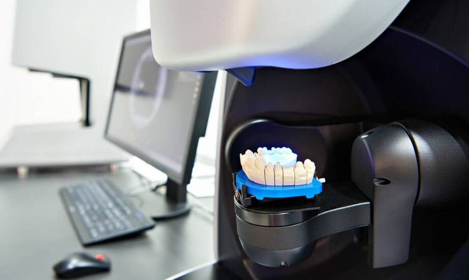 Jakie są korzyści z zaawansowanych technologii w pracowni stomatologicznej protetyki?
