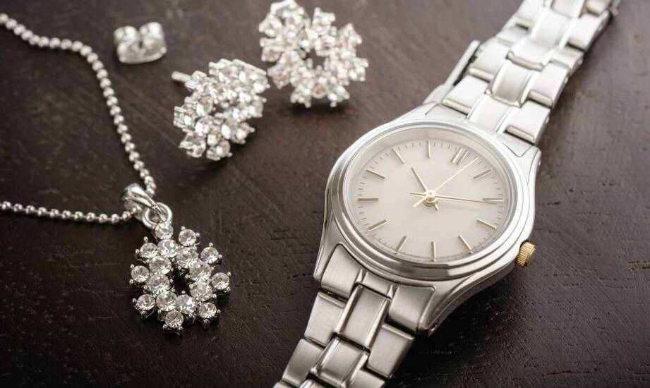 Co obejmuje asortyment drewnianej biżuterii męskiej i damskiej?