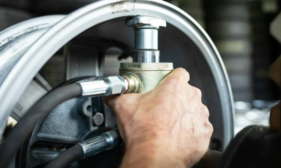 Jak właściwe uszczelnienie wpływa na wydajność hydraulicznych pras?