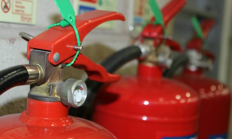 Rola apteczek i gaśnic w systemach bezpieczeństwa w pracy