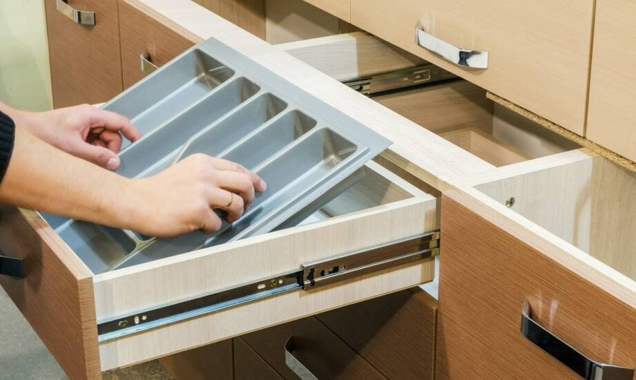 Jak zwiększyć funkcjonalność mebli dzięki odpowiednim organizerom?