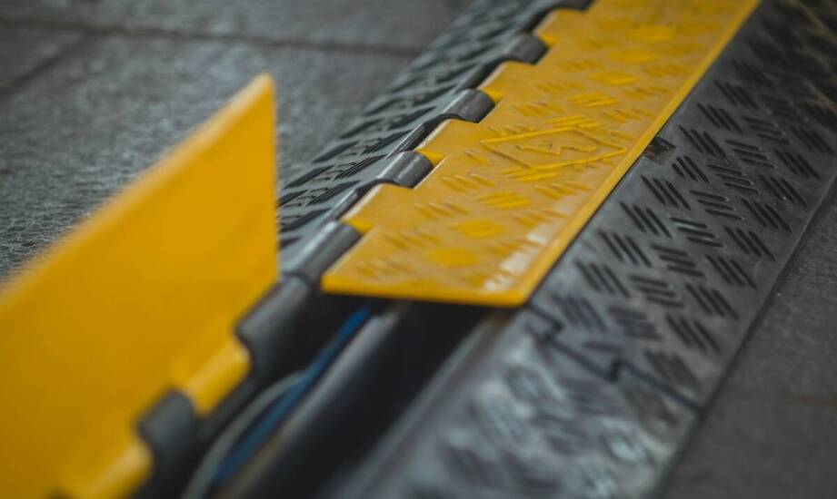 Antypoślizgowa sklejka w konstrukcji najazdów – bezpieczeństwo przede wszystkim