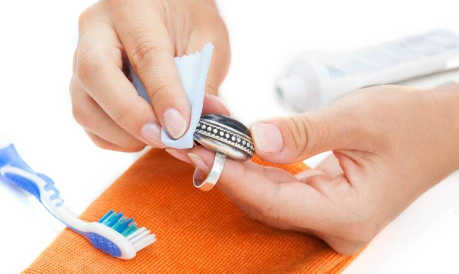 Sposoby na ochronę srebrnej biżuterii przed działaniem chemikaliów.