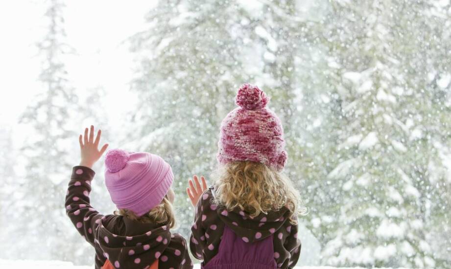Modne zestawienia dla dzieci z czapką z pomponem na zimowe dni