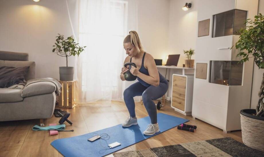 Jakie wyzwania stoją przed osobami ćwiczącymi w domu z karnetem na siłownię?