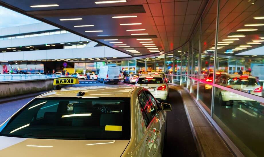 Bezstresowe podróże z naszymi busami na lotnisko – jak to robimy?