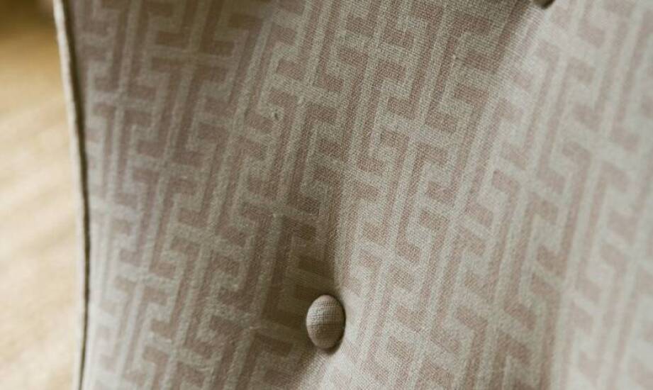 Jak tkanina Riviera 95 może odmienić wygląd tapicerowanych klasycznych paneli?