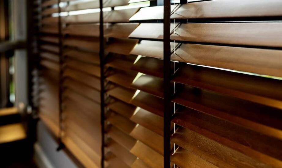 Różnorodność materiałów w produkcji drewnianych żaluzji