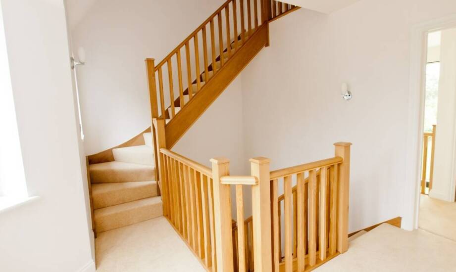 Dlaczego drewniane balustrady są idealne dla domów rodzinnych?