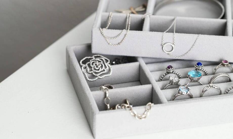 Torebka do biżuterii – praktyczny gadżet do przechowywania ozdób