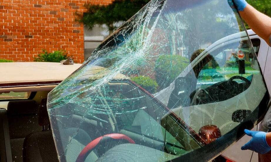 Dlaczego nie należy zwlekać z wymianą uszkodzonej samochodowej szyby?