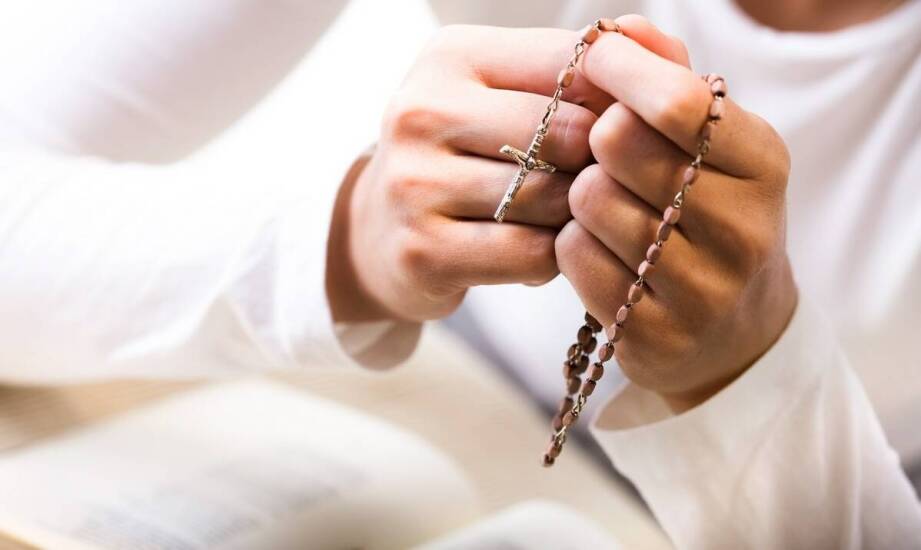Zastosowanie perłowego różańca w praktykach modlitewnych – co warto wiedzieć?