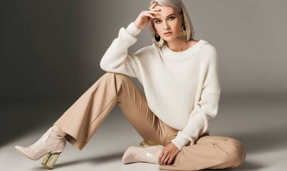 Uniwersalne stylizacje z prostymi damskimi spodniami dresowymi na różne okazje