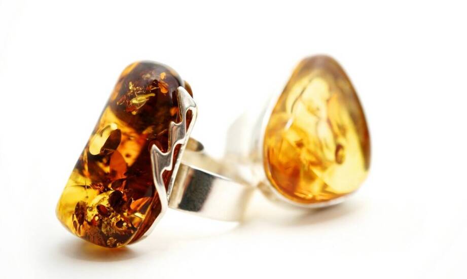 Srebro 925 i bursztyn – co czyni te wyjątkowe pierścionki?