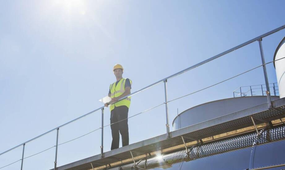 Aluminiowe podesty robocze a przepisy prawne dotyczące pracy na wysokości