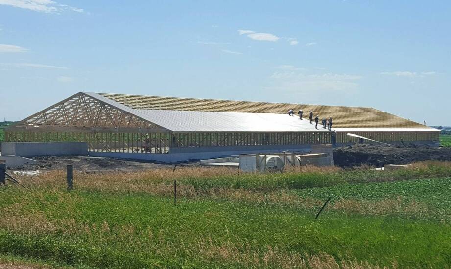 Jakie są koszty związane z projektowaniem i budową wiaty dla maszyn rolniczych?