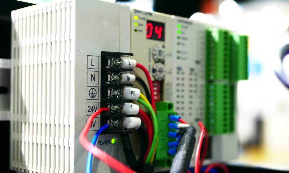 Wykorzystanie regulatorów napięcia 24V w sieciach energetycznych inteligentnych