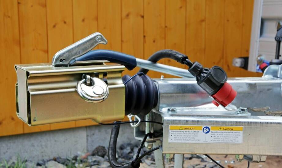 Jakie normy bezpieczeństwa powinna spełniać skrzynka do pasów na przyczepkę?