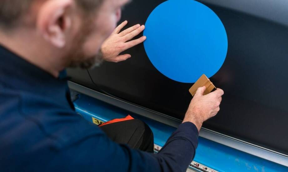 Rozmiar czcionki na reklamowych naklejkach – co warto wiedzieć?