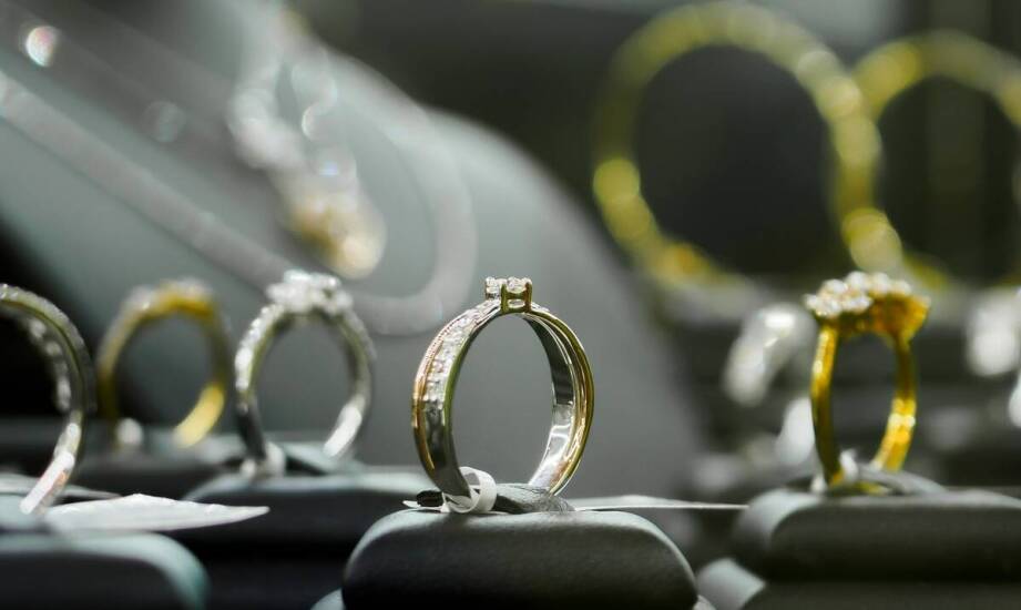 Jakie są zalety kupowania używanej biżuterii w internecie?