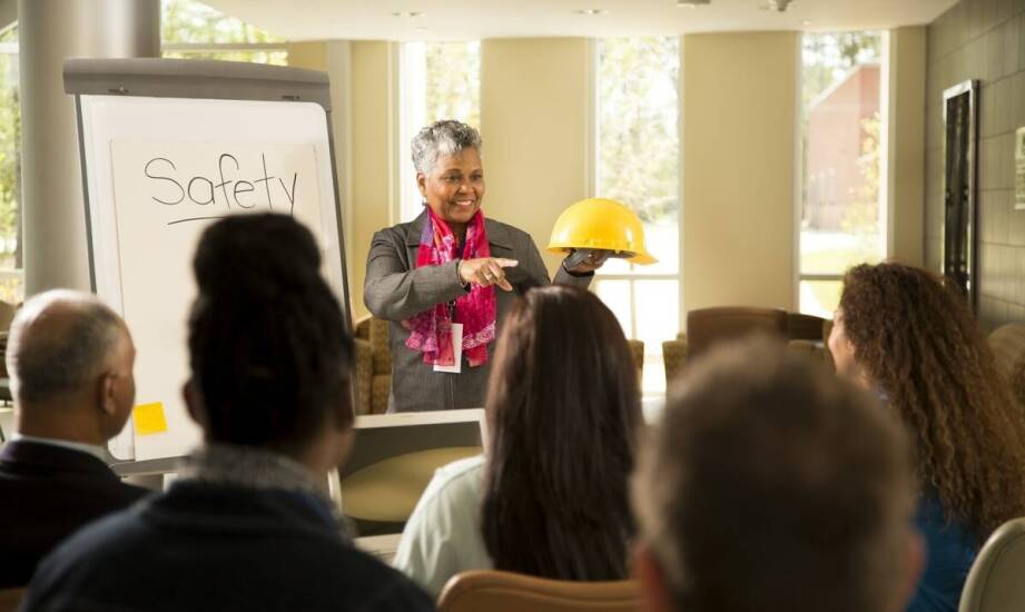 Wykłady i warsztaty jako fundament szkolenia w zakresie pomocy społecznej