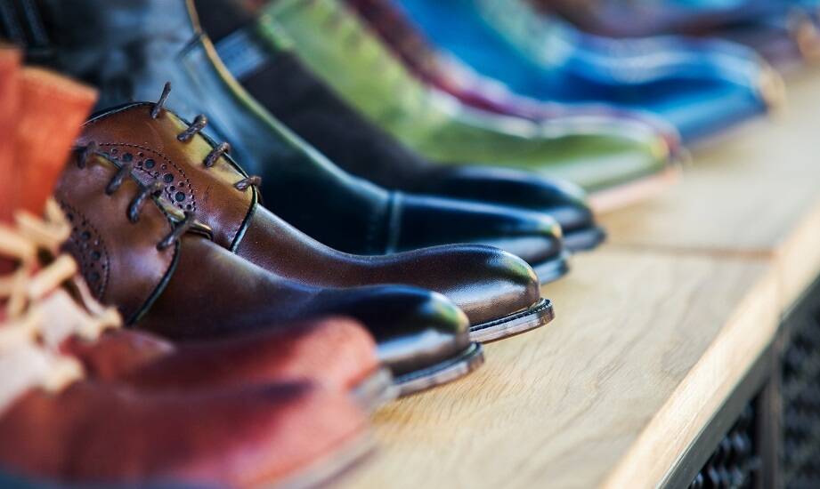 Zalety zakupu outletowego obuwia w hurtowni odzieży używanej