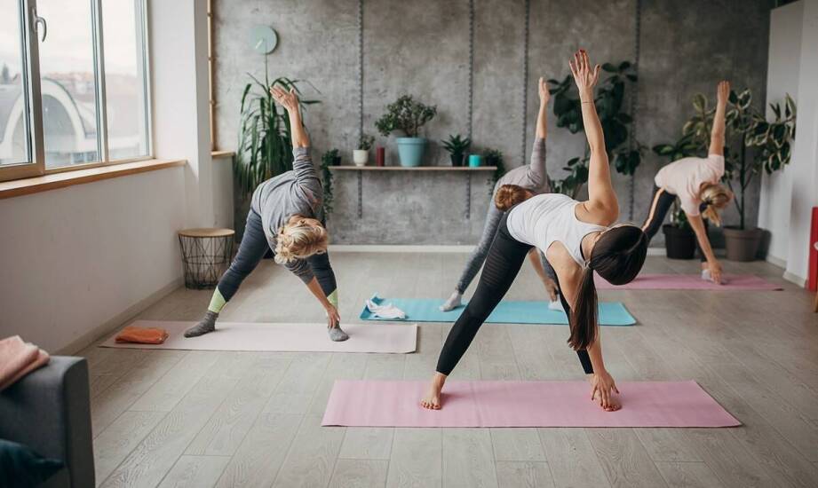 Redukcja stresu przez ruch – jak joga i pilates wspierają psychiczne zdrowie?