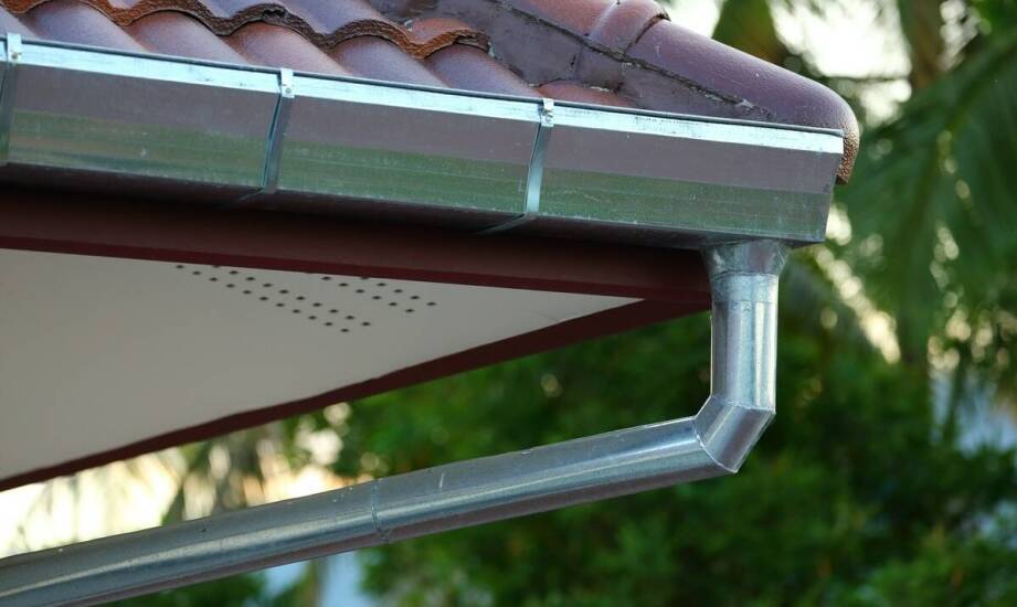Zastosowanie metalowych rynien w dachach z oknami bawolego oka