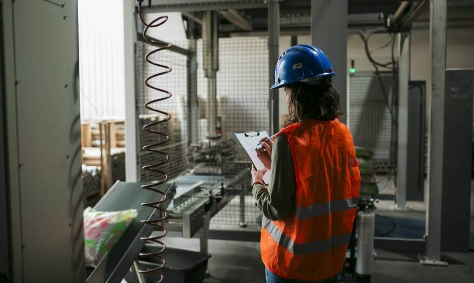 Jakie są najważniejsze aspekty nadzoru BHP w firmach produkcyjnych?